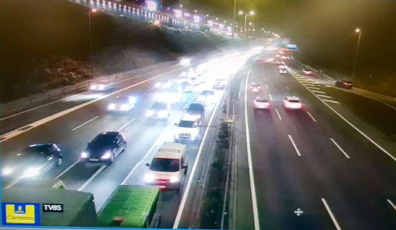 Imagen de retenciones en la GC-1 en dirección por un accidente ocurrido en el mismo lugar del de esta noche/TA.