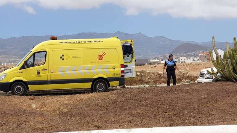 Imagen de archivo de una ambulancia del SUC en el lugar donde ocurrió esta tarde la caída del menor/TA.