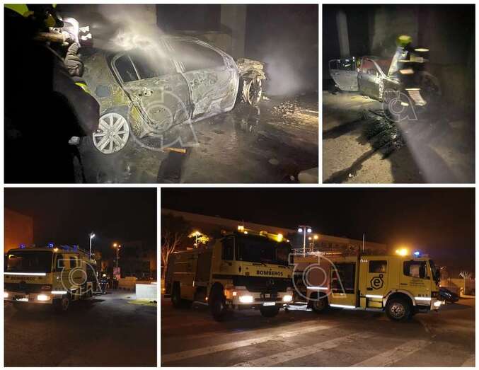 Bomberos juntos al coche que resultó calcinado en Arnao/TA.