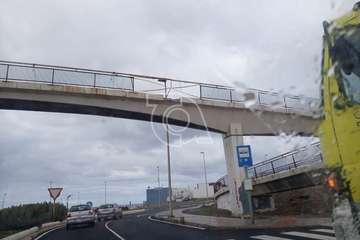 Caída de cascotes del puente elevado sobre el vial costero que está próximo al acceso a Playa del Hombre/TA.