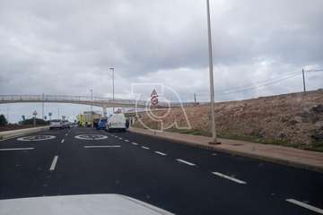 Caída de cascotes del puente elevado sobre el vial costero que está próximo al acceso a Playa del Hombre/TA.