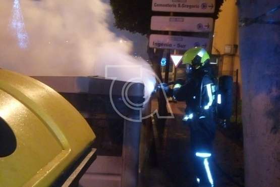 Las llamas dañan de madrugada a dos contenedores de La Barranquera (Telde)/TA.