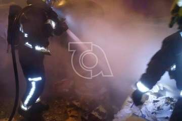 Las llamas dañan de madrugada a dos contenedores de La Barranquera (Telde)/TA.