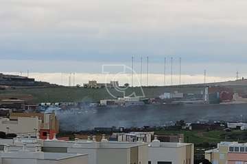 El humo que generó el incendio visto desde el casco urbano de Telde/TA.
