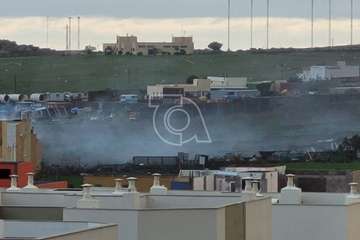 El humo que generó el incendio visto desde el casco urbano de Telde/TA.