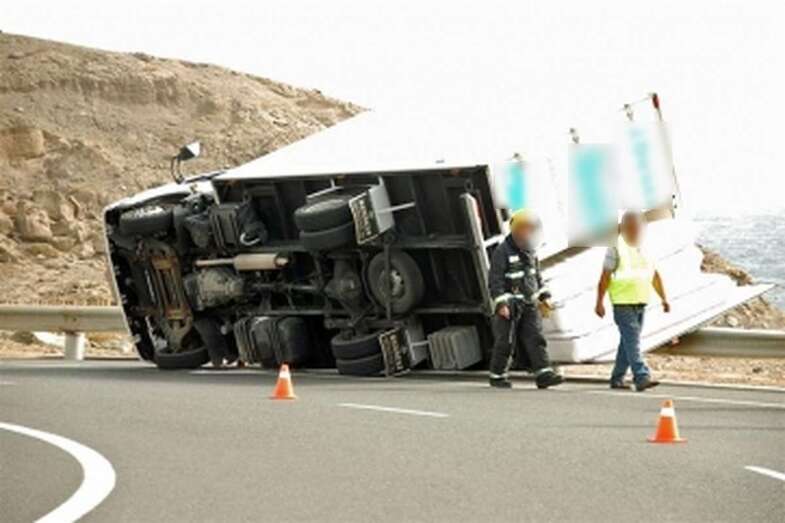 Imagen de archivo de un vuelco similar en la rotonda de la playa de Jinámar/TA.