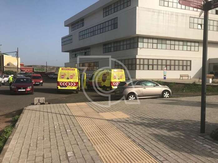 Dos ambulancias del SUC junto al edificio municipal de El Cubillo/TA.