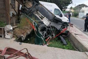Aparatoso vuelco de un turismo en la carretera general de Marzagán/TA.