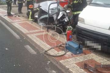 Aparatoso vuelco de un turismo en la carretera general de Marzagán/TA.