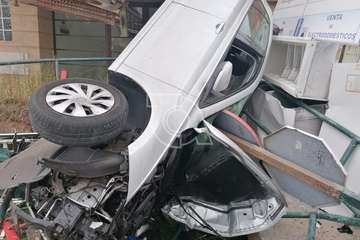 Aparatoso vuelco de un turismo en la carretera general de Marzagán/TA.