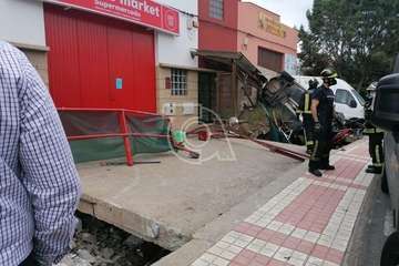 Aparatoso vuelco de un turismo en la carretera general de Marzagán/TA.