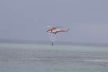 Un helicóptero del GES rescata a un surfista en apuros en aguas de Telde/TA.