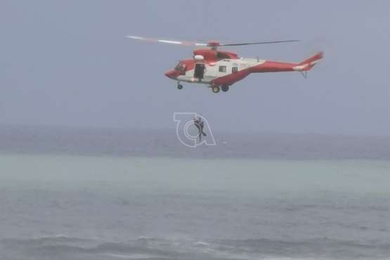 Un helicóptero del GES rescata a un surfista en apuros en aguas de Telde/TA.