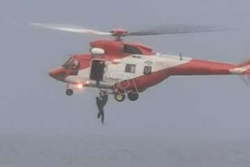 Un helicóptero del GES rescata a un surfista en apuros en aguas de Telde/TA.