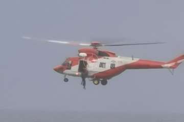 Un helicóptero del GES rescata a un surfista en apuros en aguas de Telde/TA.