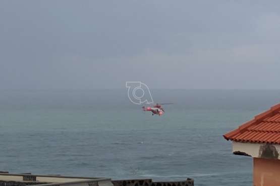 Un helicóptero del GES rescata a un surfista en apuros en aguas de Telde/TA.