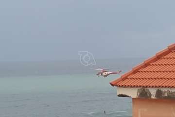Un helicóptero del GES rescata a un surfista en apuros en aguas de Telde/TA.