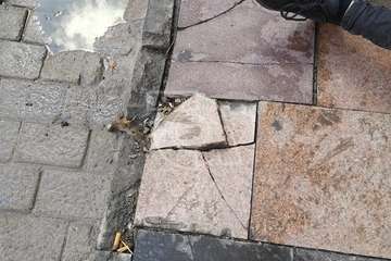 El mal estado del pavimento propicia una caída de un joven en una céntrica calle de Telde/TA.