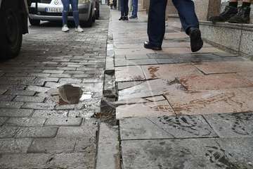 El mal estado del pavimento propicia una caída de un joven en una céntrica calle de Telde/TA.