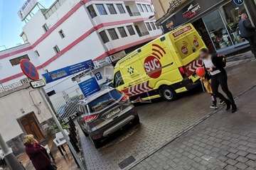 El mal estado del pavimento propicia una caída de un joven en una céntrica calle de Telde/TA.