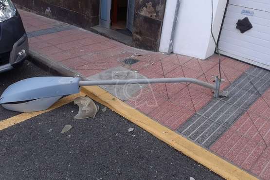 Farola caída esta tarde en El Ejido/TA.