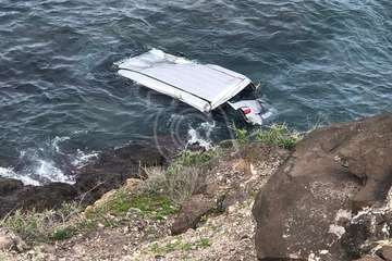 Un vehículo se precipita al mar desde un promontorio en la playa de Silva/TA.