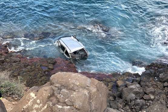 Un vehículo se precipita al mar desde un promontorio en la playa de Silva/TA.