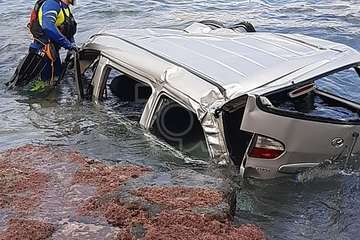 Un vehículo se precipita al mar desde un promontorio en la playa de Silva/TA.