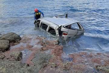 Un vehículo se precipita al mar desde un promontorio en la playa de Silva/TA.