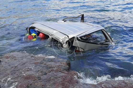 Un vehículo se precipita al mar desde un promontorio en la playa de Silva/TA.