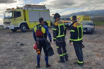 Un vehículo se precipita al mar desde un promontorio en la playa de Silva/TA.