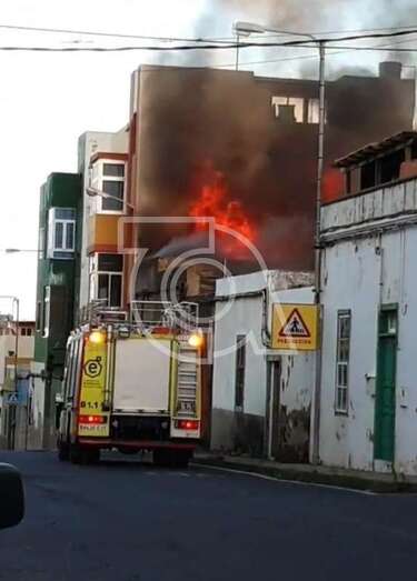 Bomberos en el incendio de esta tarde de San Antonio/TA.