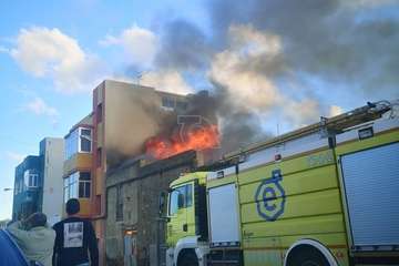 Incendio en un antiguo inmueble de dos plantas en San Antonio-Telde/TA.