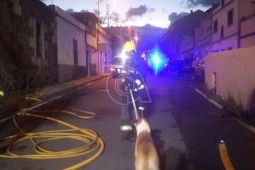 Incendio en un antiguo inmueble de dos plantas en San Antonio-Telde/TA.