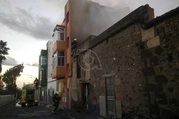 Incendio en un antiguo inmueble de dos plantas en San Antonio-Telde/TA.