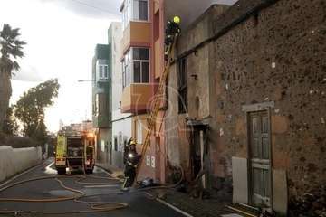 Incendio en un antiguo inmueble de dos plantas en San Antonio-Telde/TA.