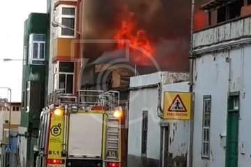 Incendio en un antiguo inmueble de dos plantas en San Antonio-Telde/TA.