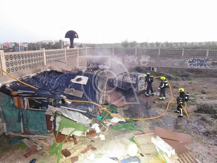 Los bomberos atajando el incendio de la choza y vehículo/TA