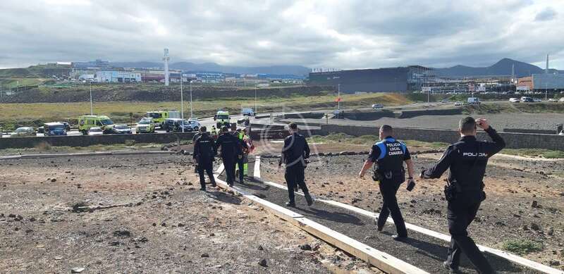 Policías, bomberos y ambulancias del SUC en la zona/TA.