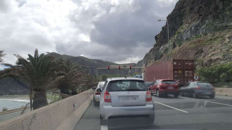 Vehículos en cola en las inmediaciones del túnel donde se produjo el siniestro/TA.