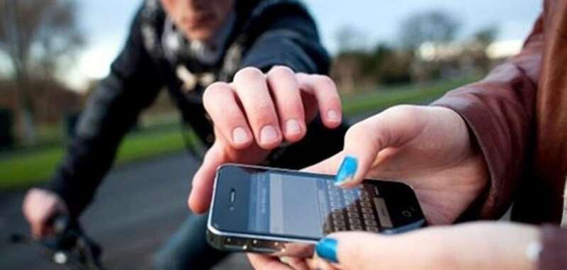 Imagen de archivo de un intento de robo de un móvil a una joven/TA.