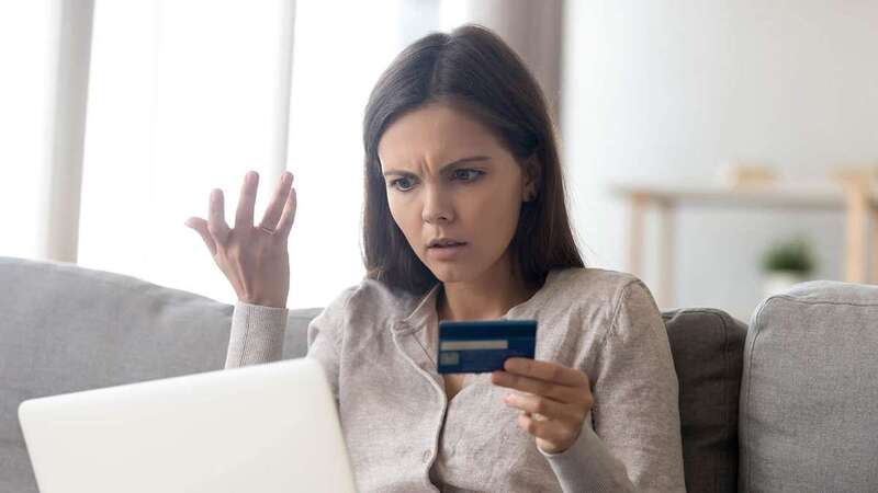 Mujer estafada/Shutterstock.com