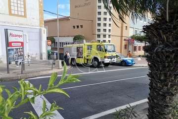 La caída de tejas del frontis del IES Arencibia Gil moviliza a bomberos de Telde/TA.