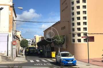 La caída de tejas del frontis del IES Arencibia Gil moviliza a bomberos de Telde/TA.
