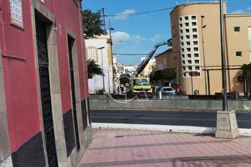 La caída de tejas del frontis del IES Arencibia Gil moviliza a bomberos de Telde/TA.