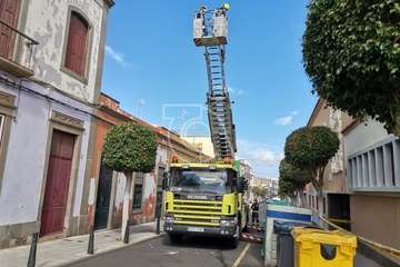 La caída de tejas del frontis del IES Arencibia Gil moviliza a bomberos de Telde/TA.