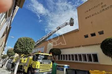 La caída de tejas del frontis del IES Arencibia Gil moviliza a bomberos de Telde/TA.