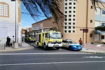 La caída de tejas del frontis del IES Arencibia Gil moviliza a bomberos de Telde/TA.