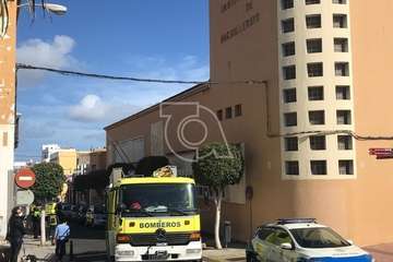 La caída de tejas del frontis del IES Arencibia Gil moviliza a bomberos de Telde/TA.