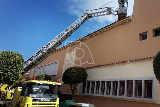 La caída de tejas del frontis del IES Arencibia Gil moviliza a bomberos de Telde/TA.